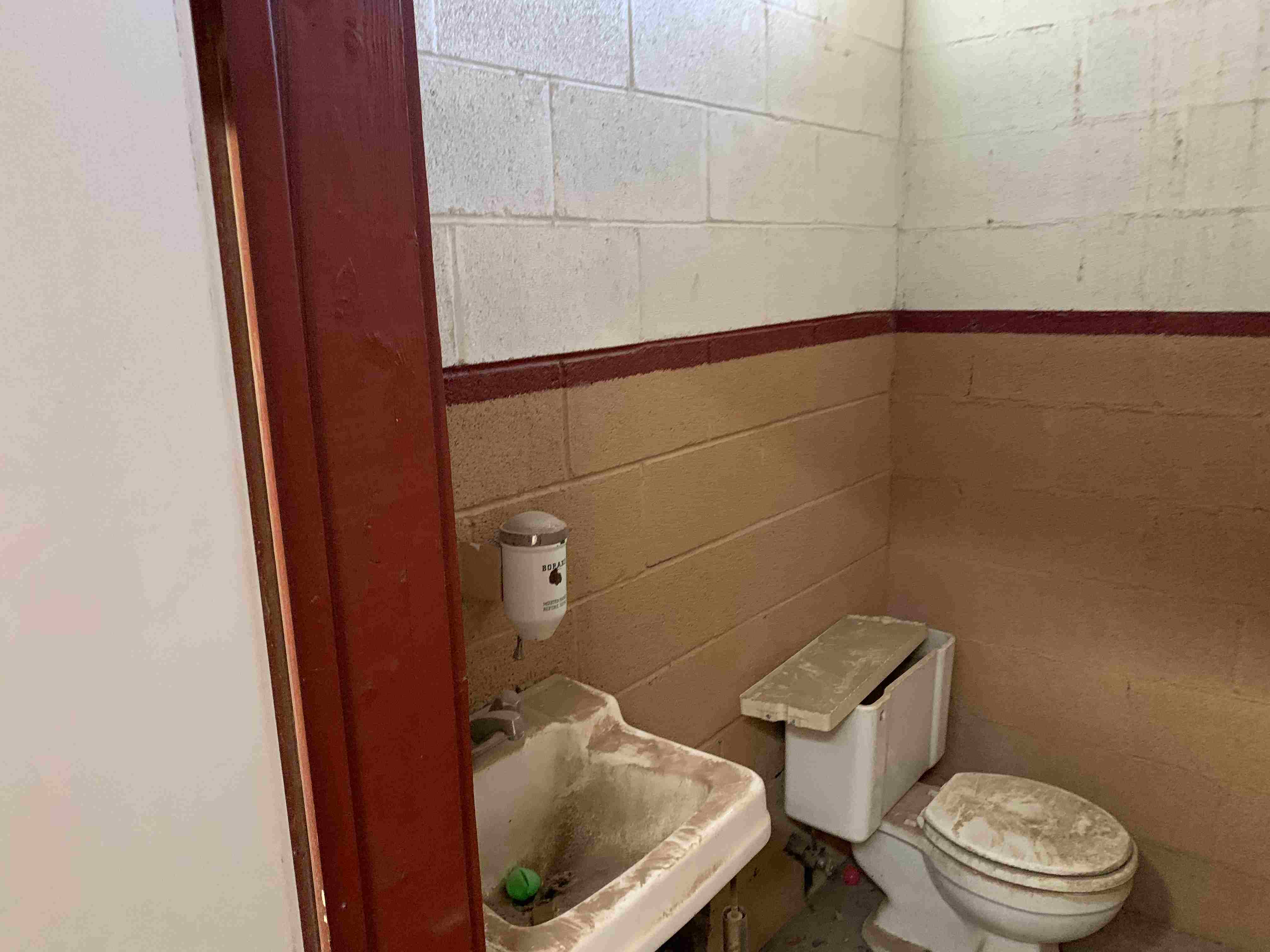 After cleanout - Historic Route 66 building completely cleared - Photo 36